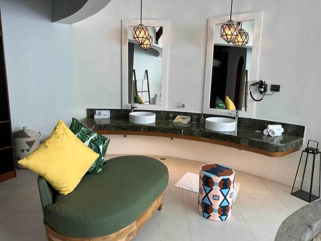 Cinnamon Group 5 star Resort Bedroom furniture with Baliartfurniture Indonesia manufacturer