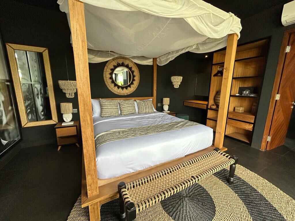 Villa Ubud canopy bed full furnished by baliartfurniture manufacturer Indonesia